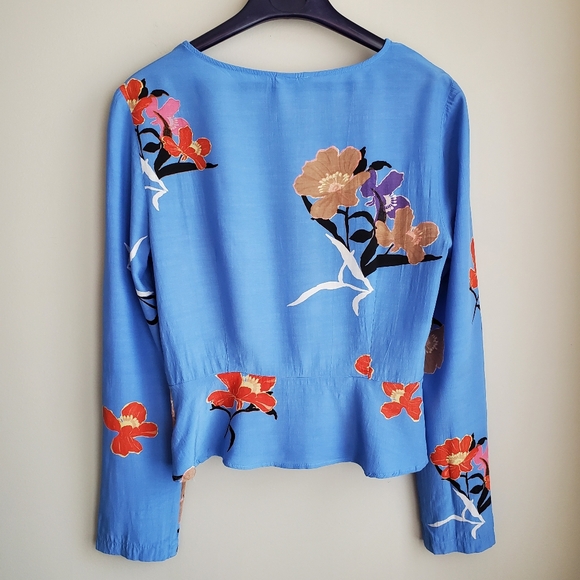 H&M Blue Floral Wrap Cropped Long Sleeve VGUC Blouse Sz 4/Small - Picture 2 of 9